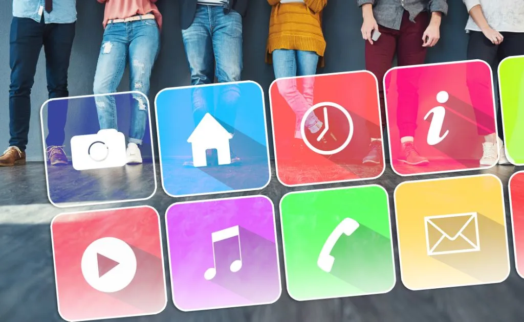 Giovani studenti con smartphone e icone di app educative per la scuola digitale