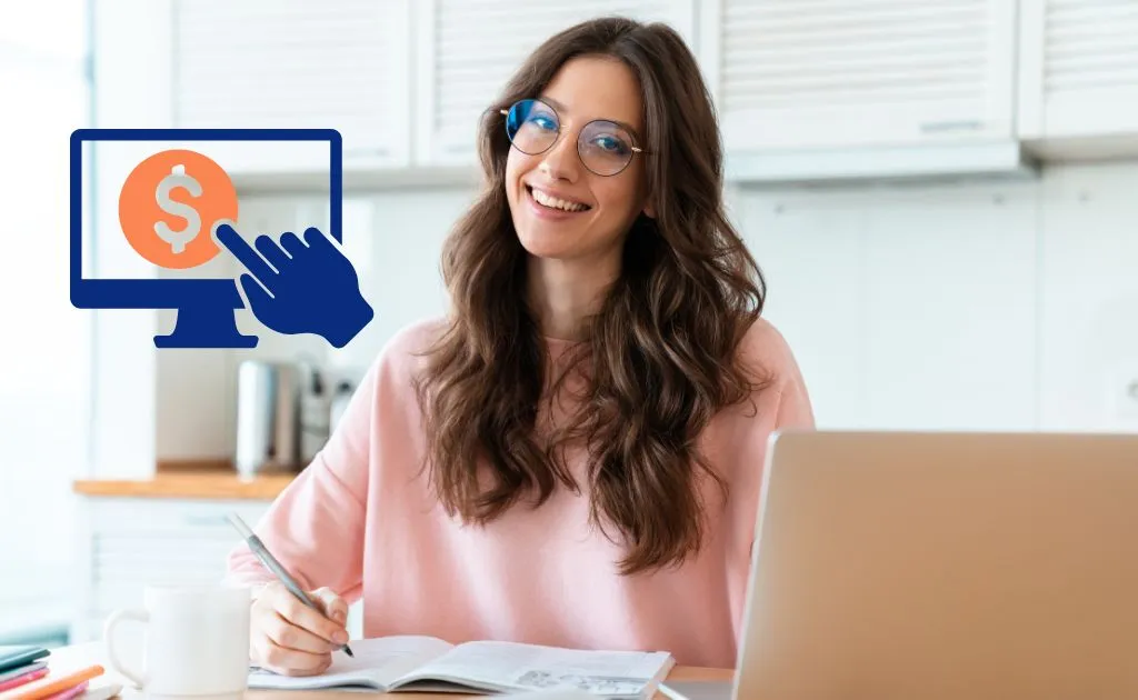 Ragazza sorridente al laptop che effettua un pagamento online per le ripetizioni con opzioni di rateizzazione