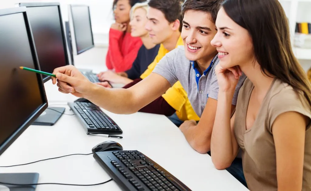 Studenti sorridenti al computer che cercano un tutor online sulla piattaforma Ripetizioni.it